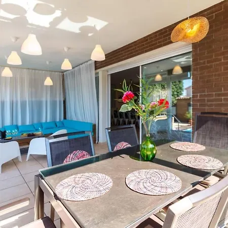 Wine Experience - Wine, Art & Games Villa Cambrils