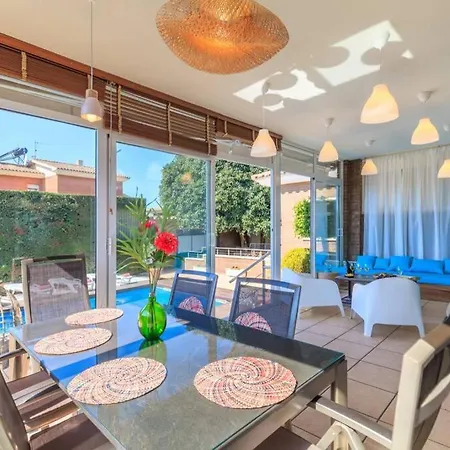 Villa Wine Experience - Wine, Art & Games Cambrils