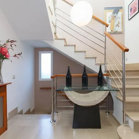 Villa Wine Experience - Wine, Art & Games *